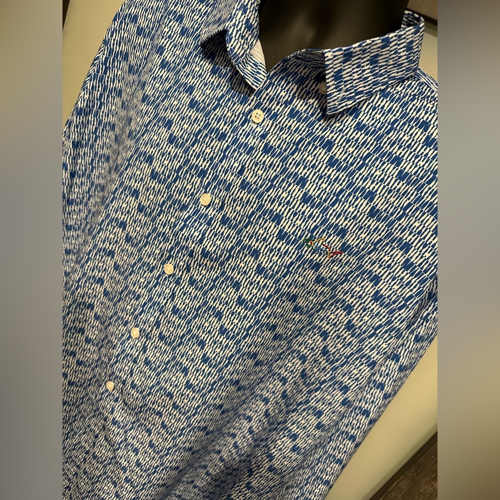 Greg Norman Blue White Geometric Shark Logo Button Up Mens Size XL Travel Cruise